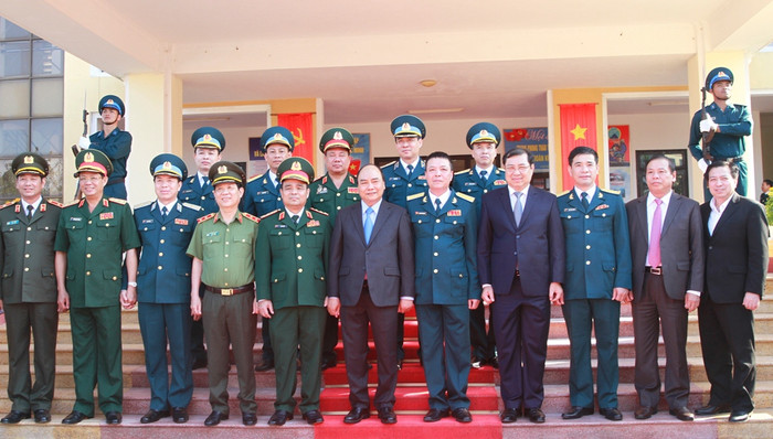 Thủ tướng Nguyễn Xuân Phúc và đoàn công tác với lãnh đạo quân chủng và Sư đoàn. Ảnh: VGP Thủ tướng Nguyễn Xuân Phúc và đoàn công tác với lãnh đạo quân chủng và Sư đoàn. Ảnh: VGP