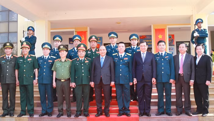 Thủ tướng Nguyễn Xuân Phúc và đoàn công tác với lãnh đạo quân chủng và Sư đoàn. Ảnh: VGP