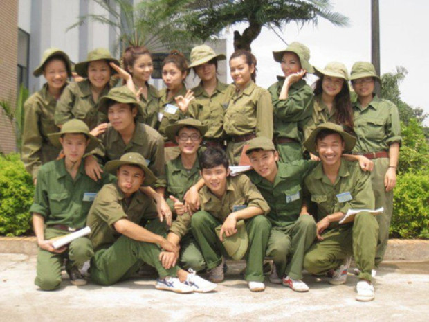 Ít người biết rằng đôi bạn này cùng sống trên con phố Khâm Thiên tấp nập nên đã quen và thân thiết từ nhiều năm nay. Sau này, cả hai lại tiếp tục "đụng mặt" tại trường CĐ Văn hóa nghệ thuật Hà Nội. (Hương Giang Idol đội mũ tai bèo và đứng ở hàng trên cùng).