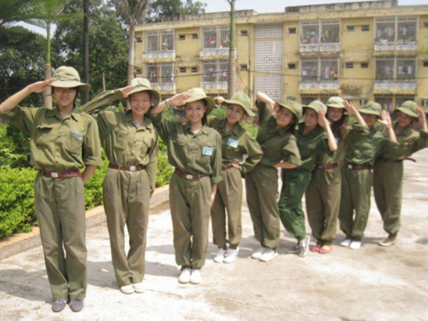 Hương Giang đứng đầu tiên khi chụp hình xì tin cùng bạn bè. Họ đã có một kỳ học quân sự rất vui vẻ bên nhau.