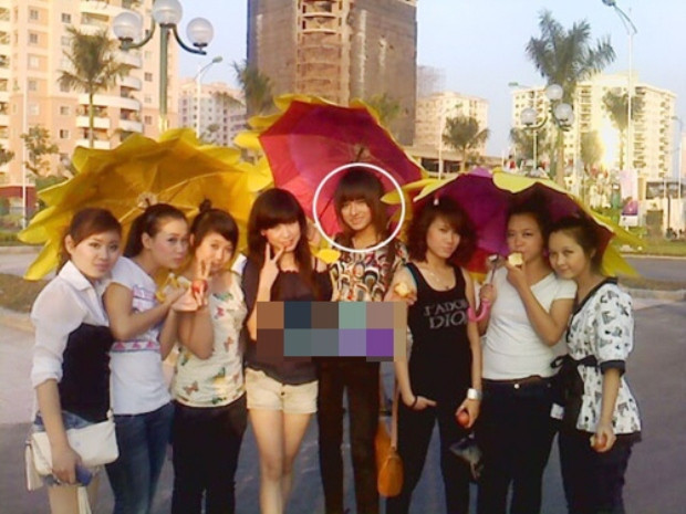 Nhớ lại thời điểm Hương Giang bí mật đi chuyển giới, mẹ ca sĩ đã bật khóc: "Mỗi khi nghĩ đến chuyện này tôi lại cảm thấy ân hận, day dứt và thương con lắm. Tôi cứ nghĩ, lúc con khó khăn nhất, cần đến mẹ nhất, mình lại không ở bên cạnh để chia sẻ với con. Ngay cả chi phí cho việc chuyển giới cũng là tiền cháu nó tích góp từ những công việc làm thêm, không xin gia đình vì cháu biết gia đình sẽ không đồng ý cho cháu làm việc đó".