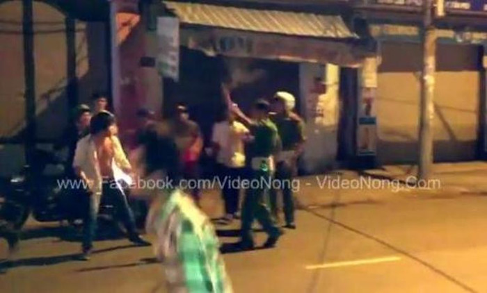 Một cảnh sát nổ phát súng chỉ thiên để đe dọa thanh niên đang gây rối