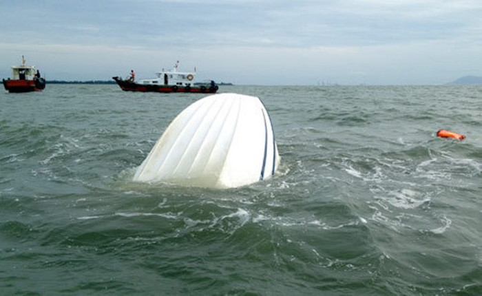 Chiếc tàu khách composite H29 chở 30 người gồm 2 chuyên gia người Mỹ và các công nhân thuộc công ty Cổ phần Sản xuất ống thép dầu khí Việt Nam, đi từ Gò Công Đông (Tiền Giang) về Vũng Tàu bị nạn vào ngày 2/8. Ảnh: Vnexpress