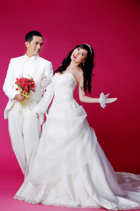 Luôn thân thiết và thường xuyên đóng cùng nhau những cảnh tình cảm, nhưng vợ Đức Tiến không bao giờ ghen tuông với Kavie Trần, điều đó cũng giúp cả hai người thoải mái hơn trong việc đóng cặp với nhau và giúp đỡ nhau. Đây là một trong những công việc khá quan trọng mà Đức Tiến đã sắp xếp thực hiện trước khi lên đường sang Mỹ với vợ.....