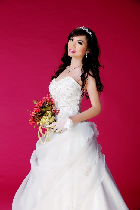 "Gái lạ" trong bộ ảnh cưới với diễn viên - người mẫu Đức Tiến là Kavie Trần, giải nhất cuộc thi âm nhạc ở Bắc California và khá đắt show tại hải ngoại.