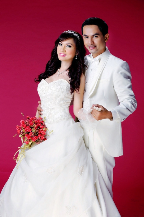 Ngày 1/7 vừa qua, người mẫu - diễn viên Đức Tiến đã rời TP HCM sang sống cùng gia đình vợ, Hoa hậu Áo dài Dallas - Bình Phương, ở bang Texas. Đức Tiến và Bình Phương kết hôn từ năm 2010, nhưng suốt ba năm qua, vợ chồng anh vẫn người ở Mỹ, kẻ ở Việt Nam. Nam diễn viên cũng ít khi xuất hiện cùng vợ, điều này làm dấy lên tin đồn về cuộc sống vợ chồng không suôn sẻ của anh.