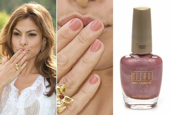 Eva Mendes không quên chọn màu móng cùng tông màu son của mình. Eva Mendes không quên chọn màu móng cùng tông màu son của mình.