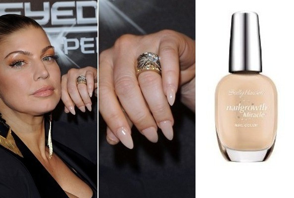 Fergie để bộ móng tay cực sắc nhọn, nữ ca sỹ cá tính tô màu móng hồng nhạt rất dịu dàng, nữ tính.