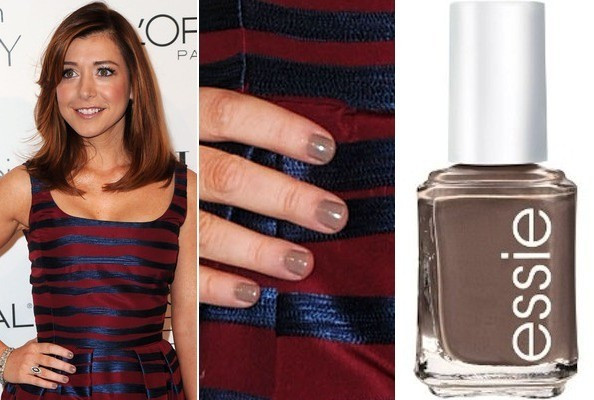 Alyson Hannigan chọn màu móng nâu nhạt rất hợp với vẻ trẻ trung, khỏe khoắn và năng động của cô nàng. Alyson Hannigan chọn màu móng nâu nhạt rất hợp với vẻ trẻ trung, khỏe khoắn và năng động của cô nàng.