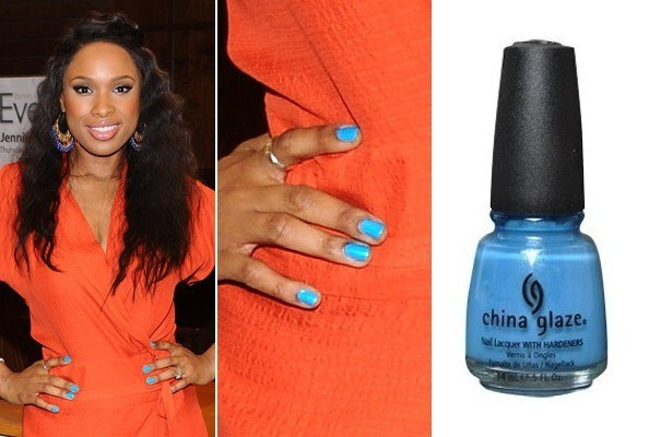 Jennifer Hudson là cô nàng khá màu mè nên dù diện áo cam sặc sỡ, cô nàng vẫn chọn thêm màu móng xanh cực nổi bật. Jennifer Hudson là cô nàng khá màu mè nên dù diện áo cam sặc sỡ, cô nàng vẫn chọn thêm màu móng xanh cực nổi bật.