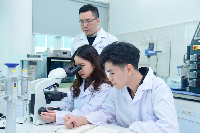 Sinh viên và giảng viên Trường Đại học Khoa học và Công nghệ Hà Nội. Ảnh minh họa: D.N fst-750x500-7-7554.jpg