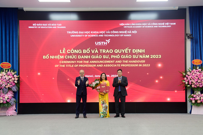 Tân Phó Giáo sư Nguyễn Thị Kiều Oanh - Phó Trưởng khoa Khoa học Sự sống Tân Phó Giáo sư Nguyễn Thị Kiều Oanh - Phó Trưởng khoa Khoa học Sự sống