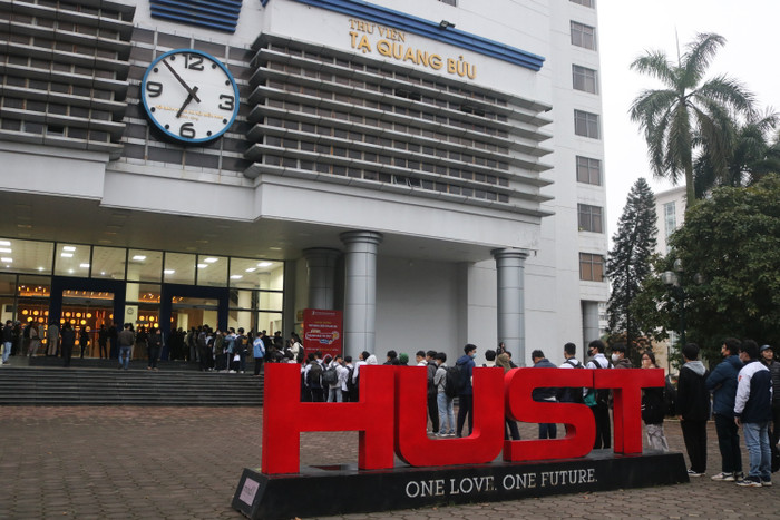 Mặc dù đã hơn 7 giờ sáng, nhưng trời vẫn khá tối. Ảnh: Doãn Nhàn