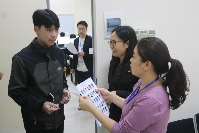 Thí sinh sinh được kiểm tra nghiêm ngặt trước khi bước vào phòng thi. Ảnh: Doãn Nhàn