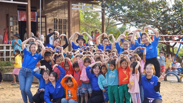 Sinh viên Trường Đại học Đông Á chụp hình cùng các em nhỏ tại nóc bản Xơ Rơ (xã Trà Bui, huyện Bắc Trà My, tỉnh Quảng Nam). Ảnh: website nhà trường Sinh viên Trường Đại học Đông Á chụp hình cùng các em nhỏ tại nóc bản Xơ Rơ (xã Trà Bui, huyện Bắc Trà My, tỉnh Quảng Nam). Ảnh: website nhà trường