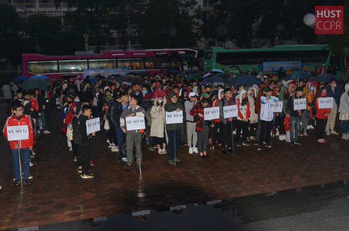 Sinh viên Bách khoa Hà Nội tập trung tại trường đợi xe để về quê ăn Tết (Tết Nguyên đán 2020). Ảnh: website nhà trường Sinh viên Bách khoa Hà Nội tập trung tại trường đợi xe để về quê ăn Tết (Tết Nguyên đán 2020). Ảnh: website nhà trường