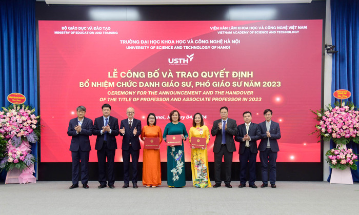 Năm 2023, 3 nhà giáo được công nhận đạt danh hiệu Giáo sư, Phó Giáo sư của USTH đều là nữ. Đặc biệt, đây là lần đầu tiên trường có một nhân sự cơ hữu người Việt được công nhận và bổ nhiệm chức danh Giáo sư - cũng chính là Hiệu trưởng nhà trường, nhà giáo Đinh Thị Mai Thanh Năm 2023, 3 nhà giáo được công nhận đạt danh hiệu Giáo sư, Phó Giáo sư của USTH đều là nữ. Đặc biệt, đây là lần đầu tiên trường có một nhân sự cơ hữu người Việt được công nhận và bổ nhiệm chức danh Giáo sư - cũng chính là Hiệu trưởng nhà trường, nhà giáo Đinh Thị Mai Thanh