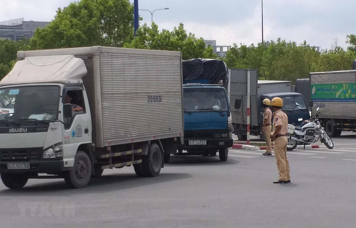 Tăng cường các biện pháp đảm bảo an toàn giao thông. Ảnh minh họa: TTXVN Tăng cường các biện pháp đảm bảo an toàn giao thông. Ảnh minh họa: TTXVN