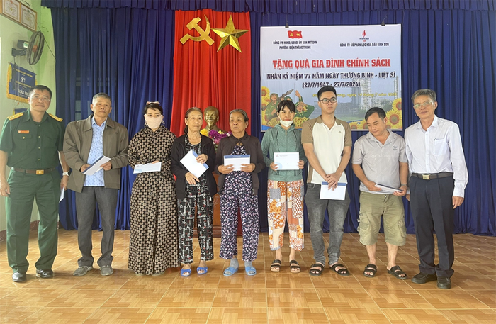 Ông Hà Đổng - Thành viên HĐQT trao quà tại phường Điện Thắng Trung, thị xã Điện Bàn, tỉnh Quảng Nam. 3.jpg