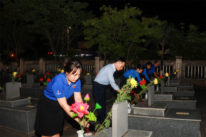 Đoàn Thanh niên BSR cũng phối hợp Huyện đoàn Bình Sơn tổ chức chương trình thắp nến tri ân nhân ngày Thương binh liệt sĩ tại Nghĩa trang liệt sĩ huyện Bình Sơn và Nghĩa trang Địa đạo Đám Toái (xã Bình Châu). z5672111915501_9318d93e7e38d95691f583e32f39cf4e.jpg