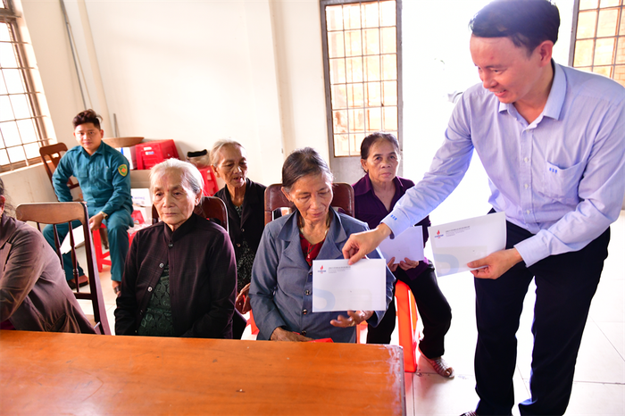 Đại diện Công ty trao quà cho bà con các xã xung quanh NMLD Dung Quất. 8.jpeg