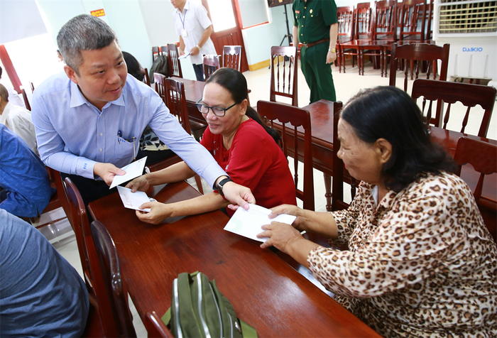 Đại diện Công ty trao quà tại phường Trần Phú. 7.jpeg