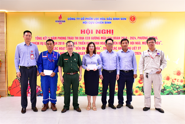 Ban lãnh đạo BSR tặng quà tri ân cho cán bộ nhân viên là con liệt sĩ đang làm việc tại Công ty cổ phần Lọc hóa dầu Bình Sơn. 12.jpeg