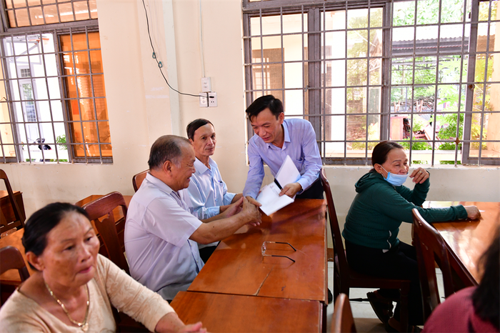 Đại diện Công ty trao quà cho bà con nhân dân các xã xung quanh Nhà máy. 10.jpeg