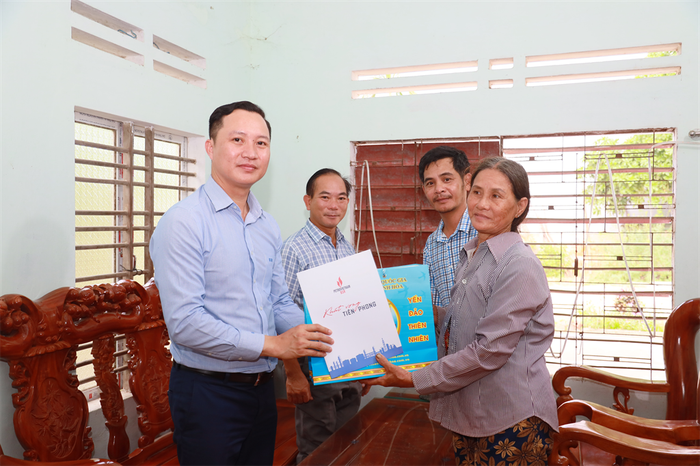 Ông Phạm Minh Nghĩa – Phó Tổng Giám đốc BSR cùng đại diện UBND xã Phổ Phong, thị xã Đức Phổ trực tiếp đi thăm hộ gia đình có hoàn cảnh khó khăn của địa phương. 5.jpeg