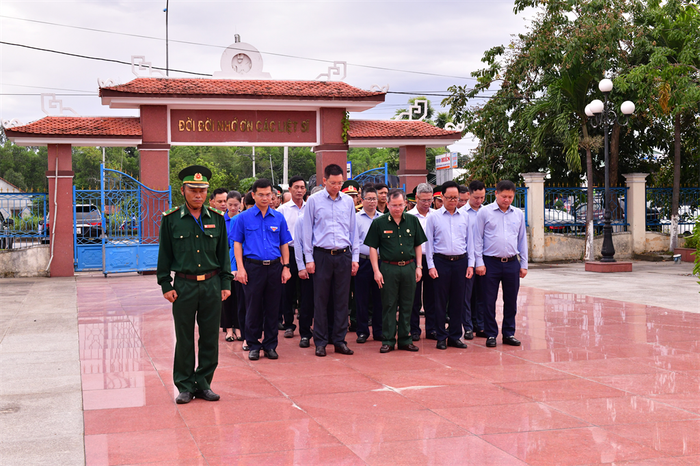 Ban lãnh đạo và NLĐ BSR dâng hoa, dâng hương tri ân các anh hùng liệt sĩ tại Nghĩa trang liệt sĩ huyện Bình Sơn. 0.jpeg