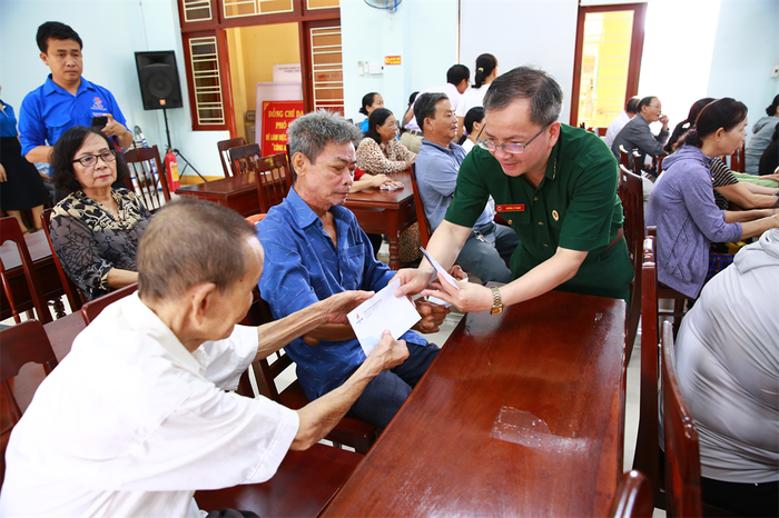 Phó Bí thư thường trực Đảng ủy, Thành viên HĐQT, Chủ tịch Hội Cựu chiến binh BSR Khương Lê Thành trao quà cho các gia đình chính sách, thương binh bệnh binh tại phường Trần Phú, Thành phố Quảng Ngãi. 2.jpeg