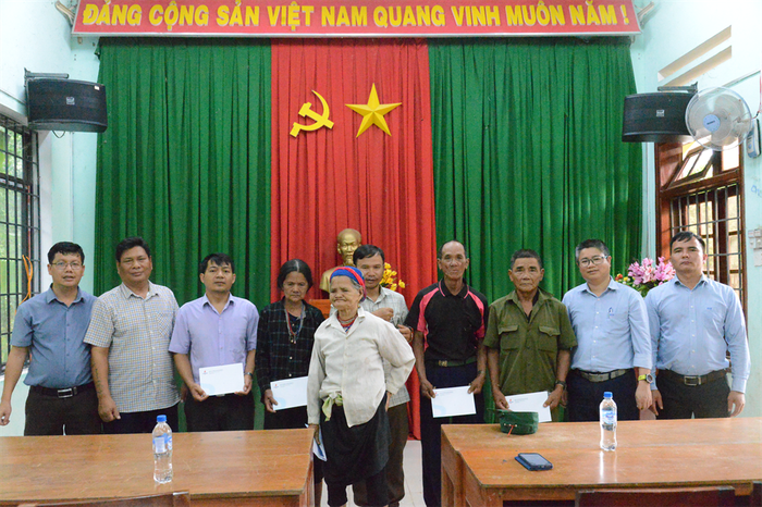 Chủ tịch Công đoàn BSR Nguyễn Tấn Dũng trao quà tại xã Ba Ngạc, huyện Ba Tơ. 8a.jpeg