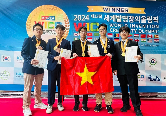Nhóm học sinh đạt Huy chương Vàng. huy chuong vang.jpg