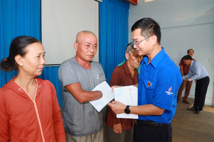 Đoàn Thanh niên BSR trao quà cho bà con người dân xã Bình Thanh (huyện Bình Sơn). 9.jpeg
