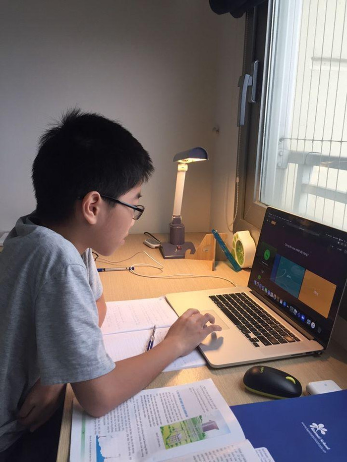 Học sinh chủ động, tự giác khi học trực tuyến. Ảnh: NTCC