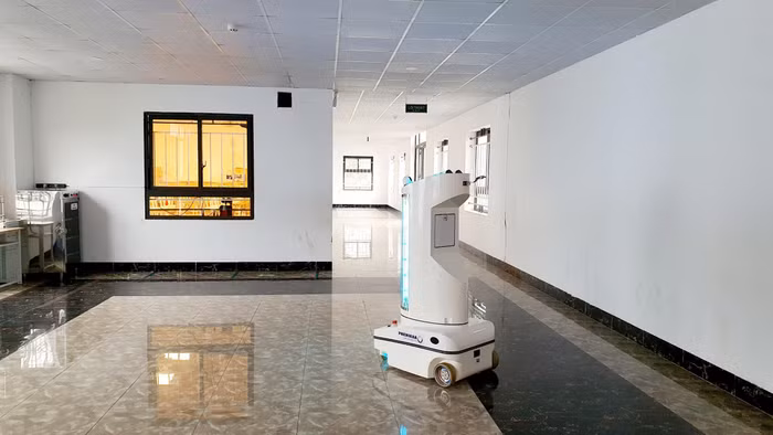Robot phun khử khuẩn toàn bộ các khu vực trong trường. Ảnh: NTCC