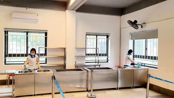 Nhân viên vệ sinh khu vực bếp ăn. Ảnh: NTCC