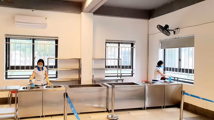 Nhân viên vệ sinh khu vực bếp ăn. Ảnh: NTCC