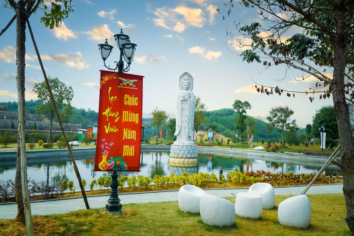 Một góc hồ Quan Âm tại công viên tâm linh Lạc Hồng Viên. Ảnh: N.Q