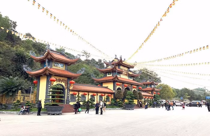 Phía trước chùa Ba Vàng. (Ảnh: Quốc Trí)