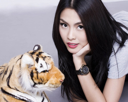 Đôi khi, người đẹp cũng xuất hiện với hình ảnh giản dị, trẻ trung như thế này. Đôi khi, người đẹp cũng xuất hiện với hình ảnh giản dị, trẻ trung như thế này.