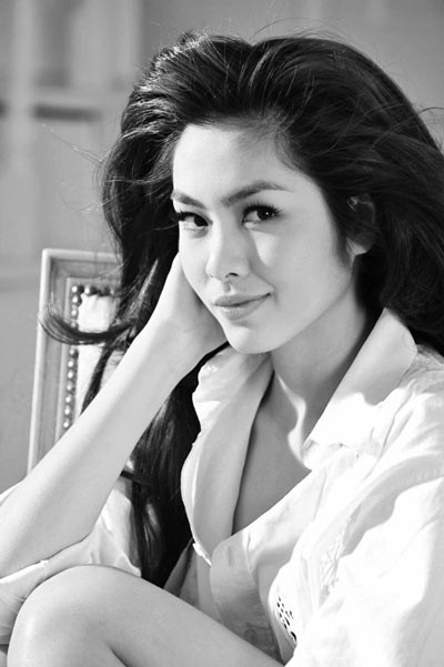 Mái tóc xuông dài hơi xoăn tự nhiên của Tăng Thanh Hà luôn khiến phái mạnh phải ngẩn ngơ, thao thức vì thương nhớ. Mái tóc xuông dài hơi xoăn tự nhiên của Tăng Thanh Hà luôn khiến phái mạnh phải ngẩn ngơ, thao thức vì thương nhớ.