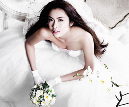 Mái tóc buông xõa đơn giản nhưng Tăng Thanh Hà quả là một cô dâu lộng lẫy và vô cùng quyến rũ. Mái tóc buông xõa đơn giản nhưng Tăng Thanh Hà quả là một cô dâu lộng lẫy và vô cùng quyến rũ.