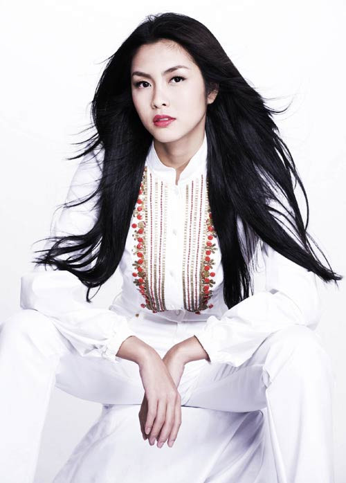 Tóc đen dài để xõa tự nhiên là một kiểu không cầu kỳ nhưng rất cuốn hút của Tăng Thanh Hà. Tóc đen dài để xõa tự nhiên là một kiểu không cầu kỳ nhưng rất cuốn hút của Tăng Thanh Hà.