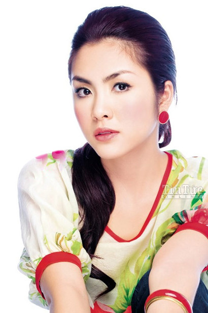 Tăng Thanh Hà cũng rất hợp với kiểu tóc buộc gọn về phía sau và để phần mái hơi bồng lên. Tăng Thanh Hà cũng rất hợp với kiểu tóc buộc gọn về phía sau và để phần mái hơi bồng lên.