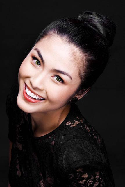 Kiểu tóc búi cao khoe trọn khuôn mặt thanh tú của người đẹp họ Tăng. Kiểu tóc búi cao khoe trọn khuôn mặt thanh tú của người đẹp họ Tăng.