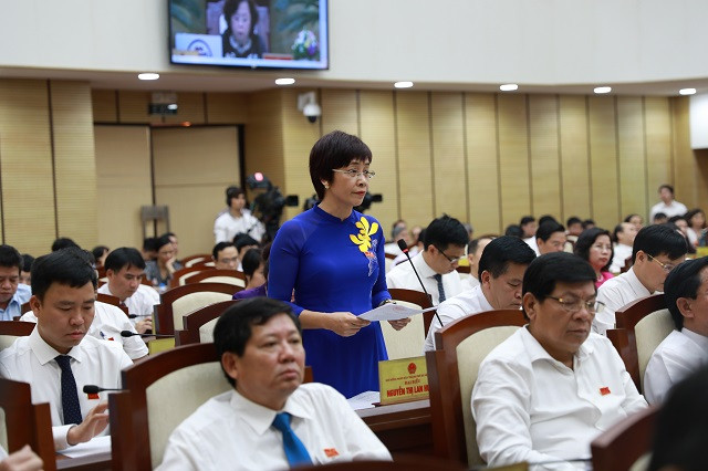 Đại biểu Nguyễn Thị Lan Hương chất vấn. (Ảnh: Kinh tế Đô thị) Đại biểu Nguyễn Thị Lan Hương chất vấn. (Ảnh: Kinh tế Đô thị)