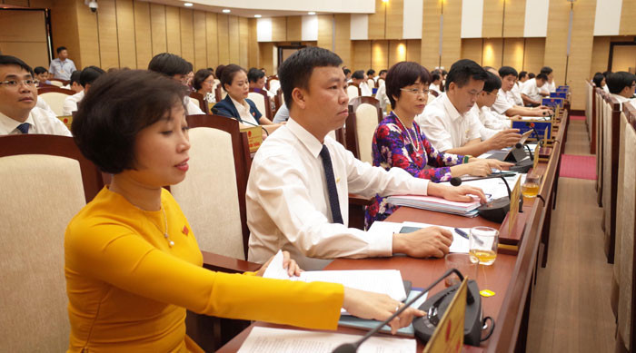Các đại biểu bấm nút thông qua Nghị quyết. (Ảnh: Kinh tế đô thị) Các đại biểu bấm nút thông qua Nghị quyết. (Ảnh: Kinh tế đô thị)