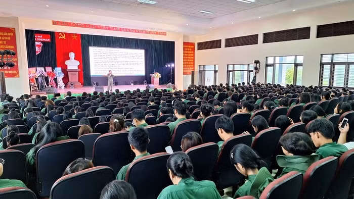 Việc trang bị kỹ năng sử dụng mạng xã hội an toàn và phòng chống ma túy học đường cho sinh viên rất cần thiết trong thời đại công nghệ hiện nay.