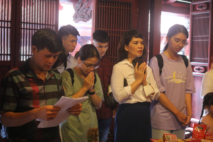 Một số phụ huynh tạm gác công việc sang một bên, đưa con đến Văn Miếu- Quốc Tử Giám như một lời động viên, khích lệ tinh thần trước kỳ thi quan trọng.